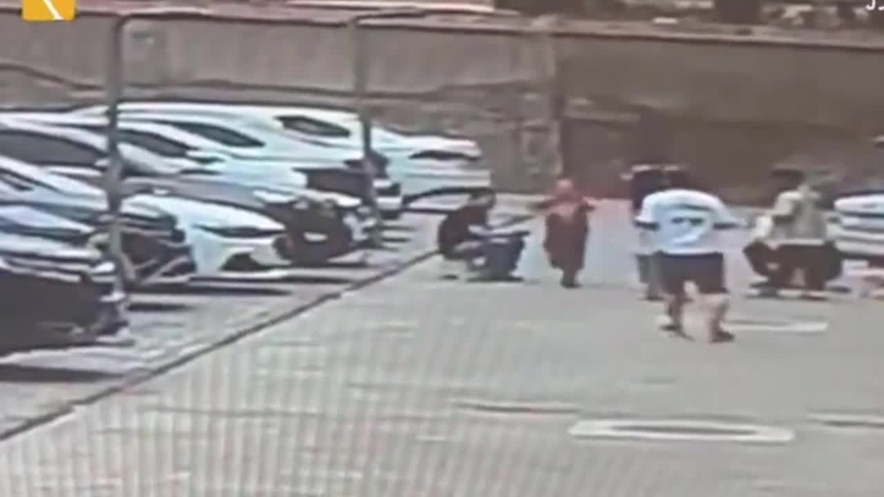 Video - Clip: Bé trai bị người đàn ông đánh giữa phố và lý do bất ngờ