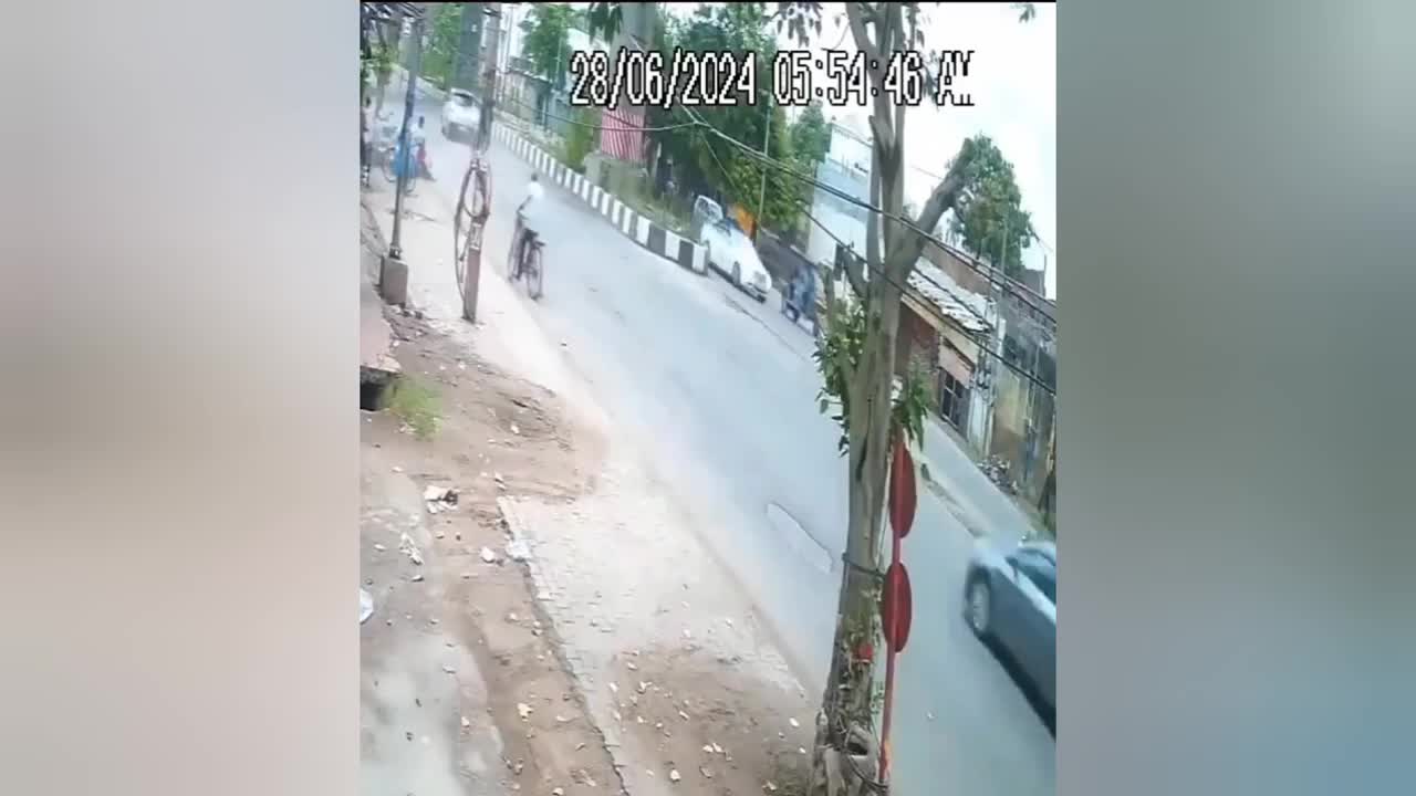 Video - Clip: Ô tô tông trúng 2 người đàn ông đi xe máy rồi bỏ chạy