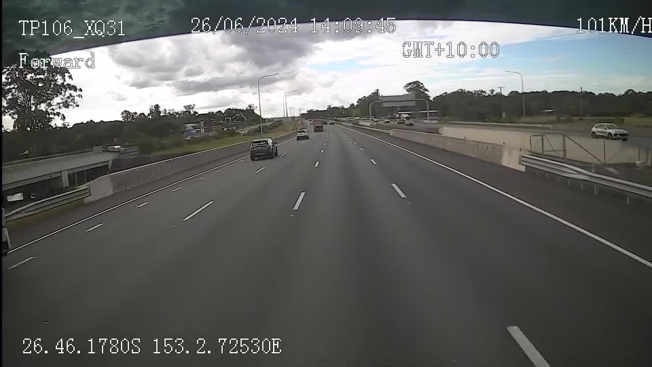 Video - Clip: Mất lái, ô tô bị xe tải đâm vỡ đầu trên cao tốc