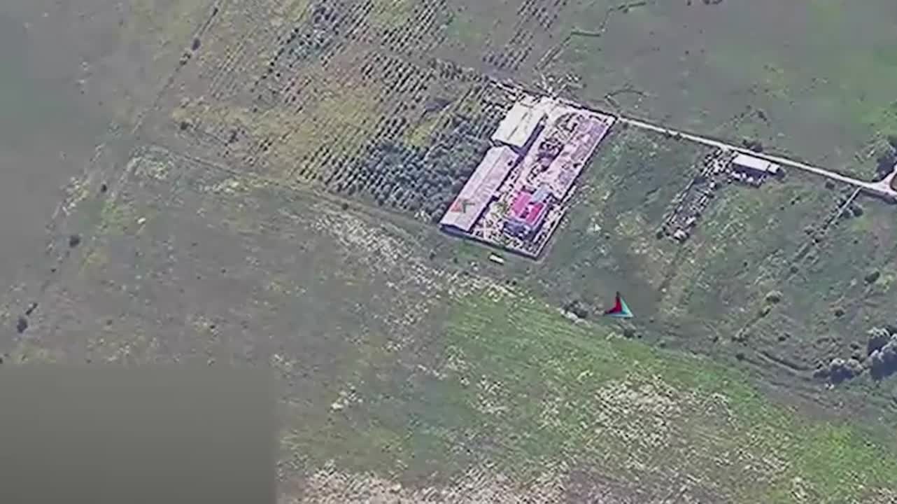 Thế giới - Khoảnh khắc bom lượn FAB-3000 Nga phá hủy căn cứ quân sự Ukraine