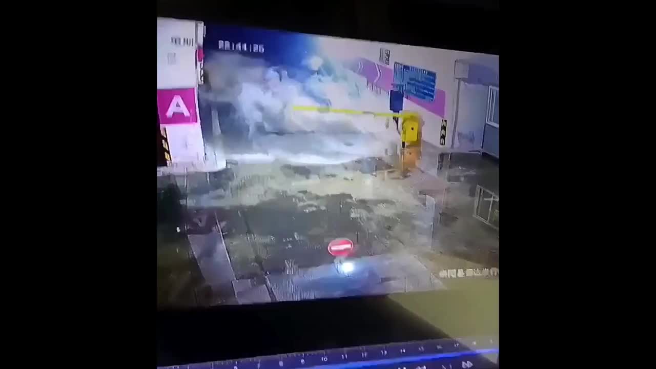 Video - Clip: Khoảnh khắc lũ quét cuốn trôi người dân vào hầm gửi xe