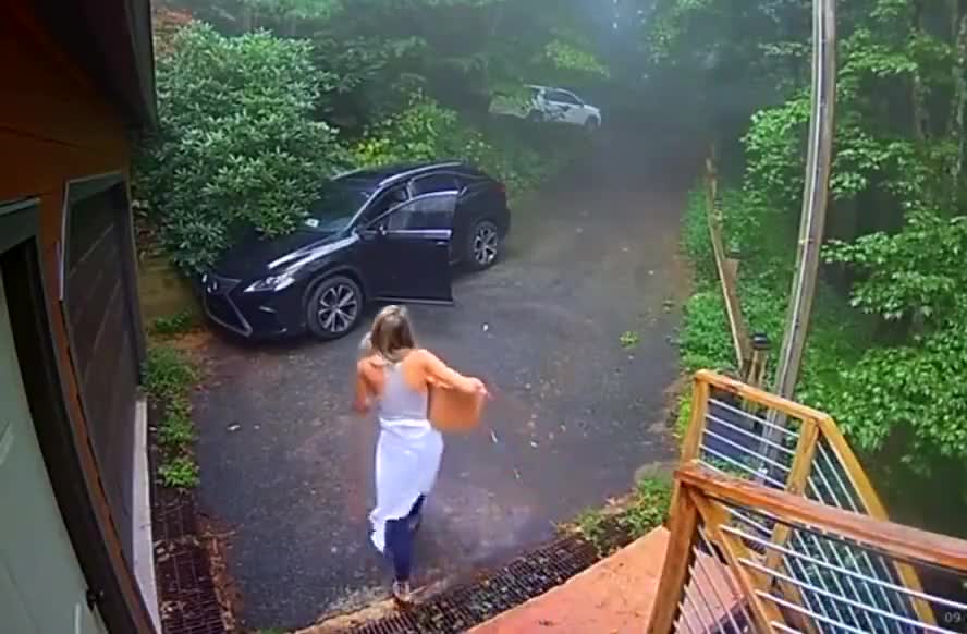 Đời sống - Clip: Người phụ nữ la hét bỏ chạy khi phát hiện thứ đang nấp trong xe
