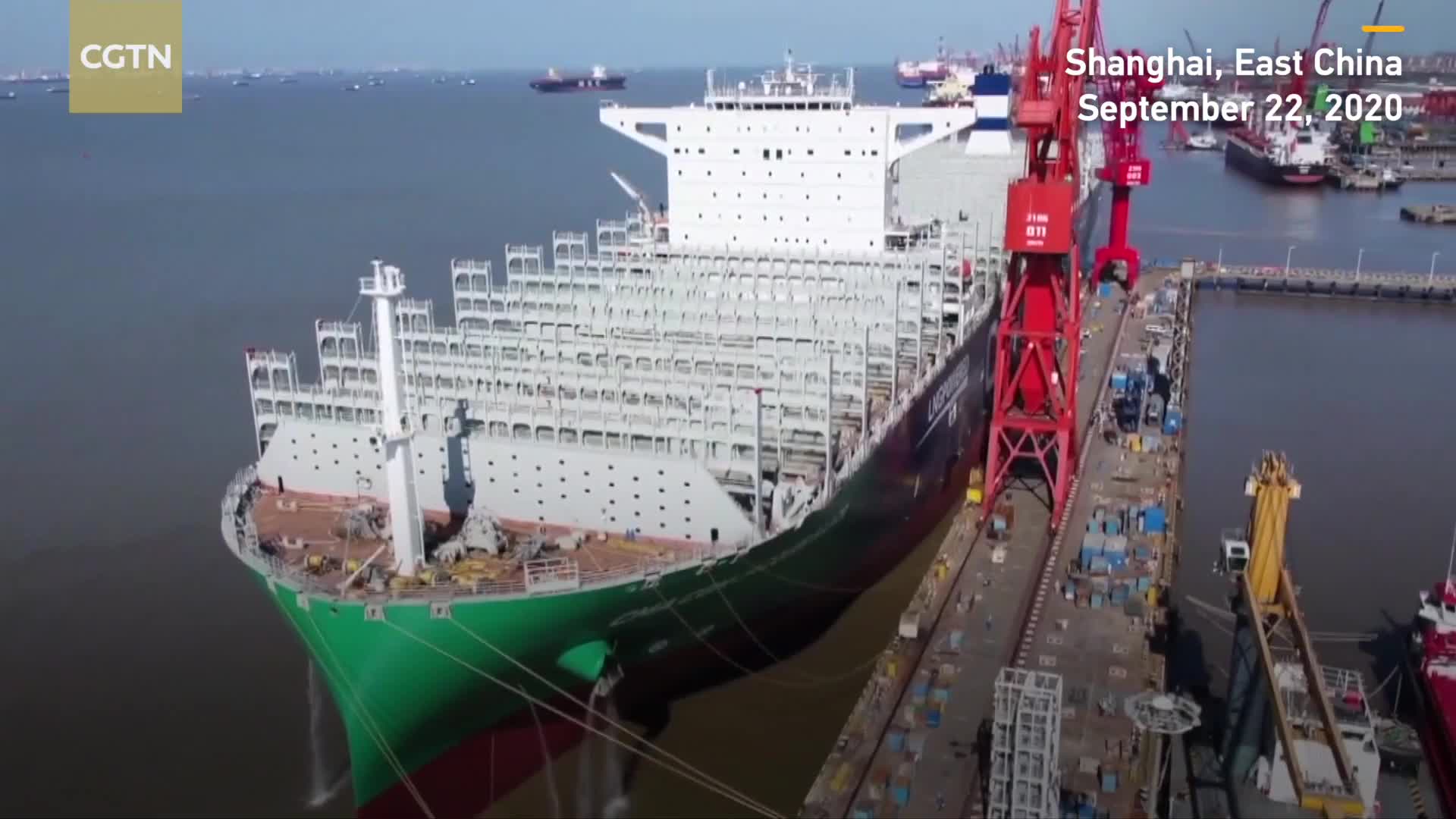 Clip Cận cảnh siêu tàu container cao bằng tòa nhà 22 tầng của Trung Quốc