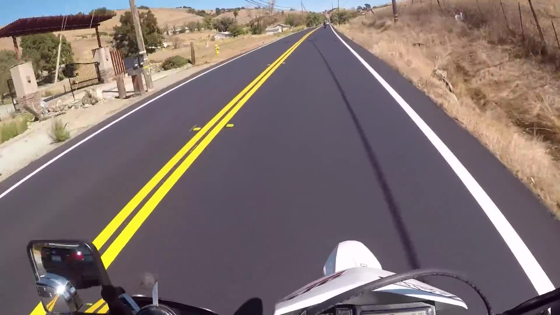 Clip Hoảng hồn tài xế xe máy bị chiếc ô tô chạy lấn làn đâm trực diện