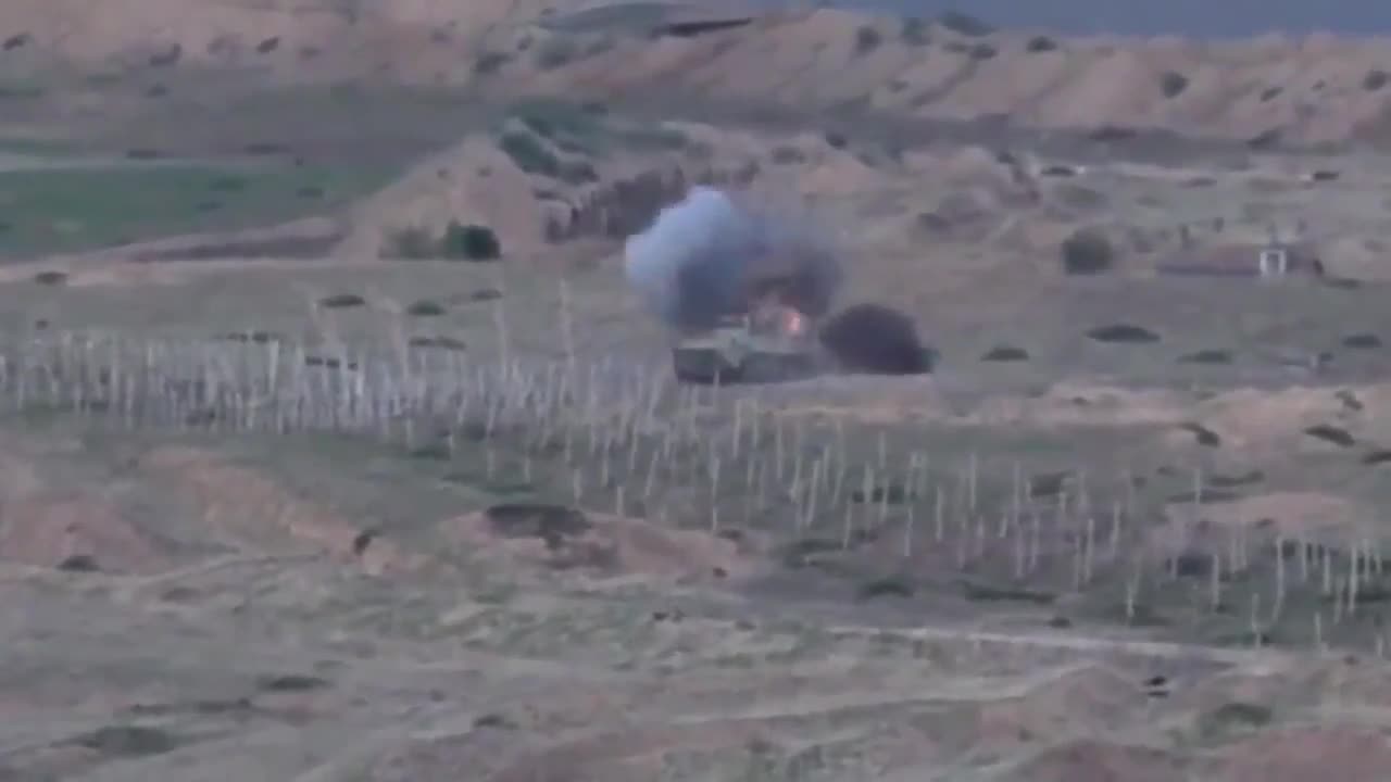  Thiết giáp của Azerbaijan nổ tung sau khi trúng hỏa lực của quân Armeni