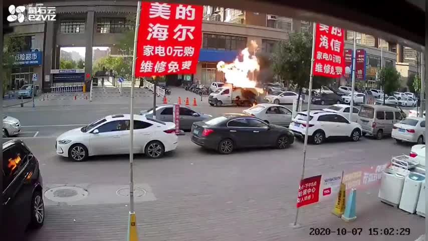 Kinh hoàng xe chở ga phát nổ giữa phố