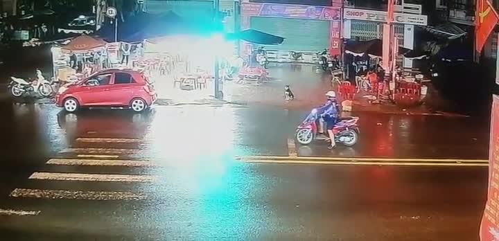 Ô tô tông bay xe máy khi dừng đèn đỏ, người phụ nữ nhanh chân nhảy ra thoát nạn