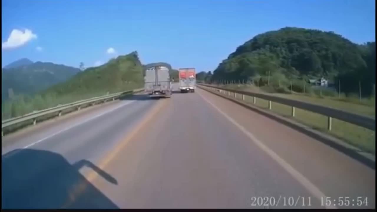 Xe tải vượt ẩu suýt gây tai nạn kinh hoàng