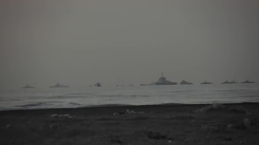 Xe tăng Nga vượt biển đổ bộ vào đất liền