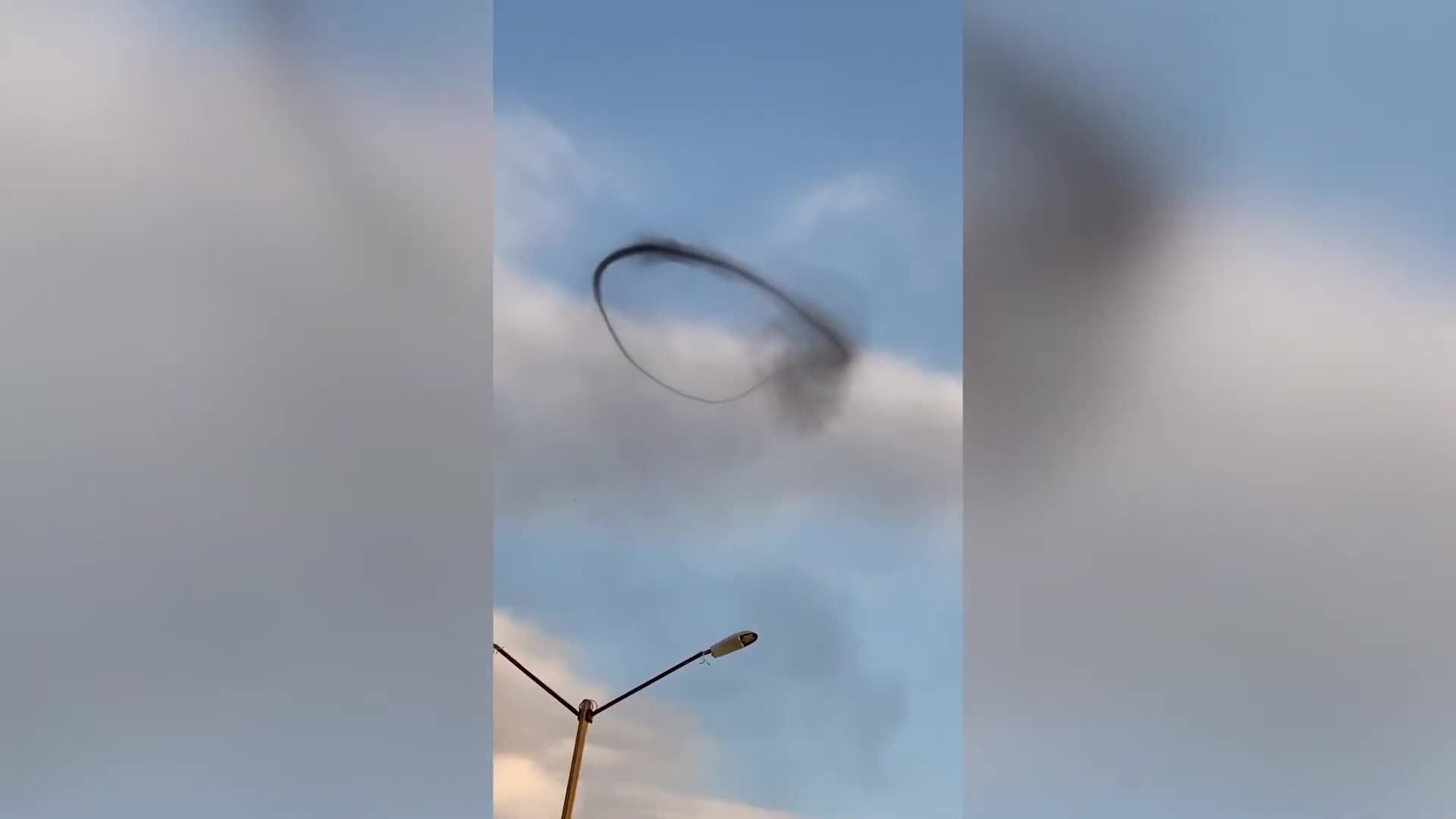 Clip: Kỳ lạ vòng khói đen xuất hiện trên bầu trời Mexico
