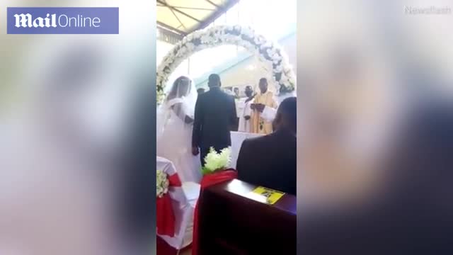 Chồng tổ chức hôn lễ với bồ nhí, vợ mang 3 con tới đại náo