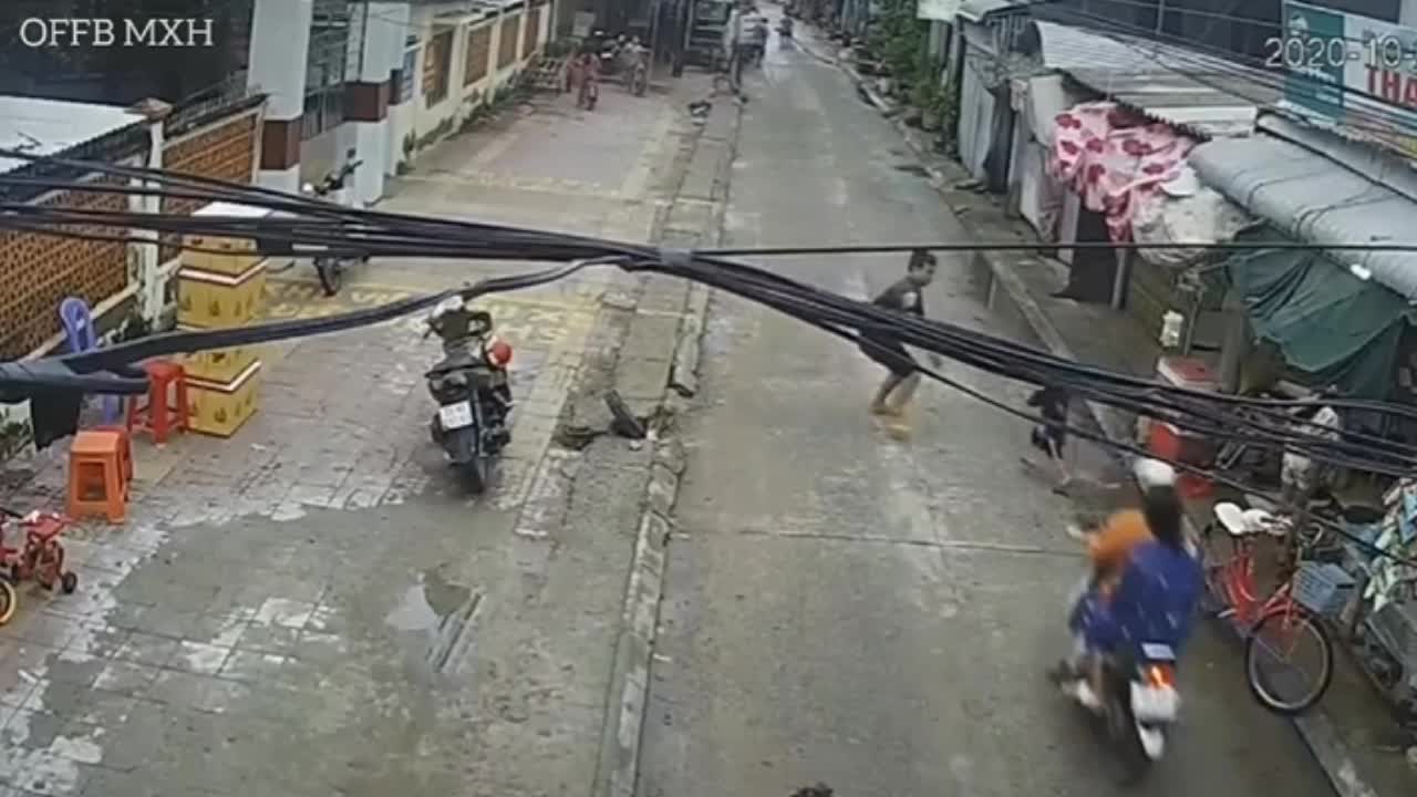 Người đàn ông phản xạ cực nhanh cứu bé trai thoát chết trước đầu xe máy