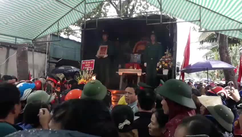 Đồng đội, người dân Nghệ An đón liệt sỹ hy sinh ở Rào Trăng 3 trở về quê hương