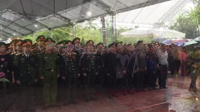 Hàng trăm người dân “đội” mưa lạnh đón liệt sỹ hi sinh ở Rào Trăng 3 về với quê mẹ