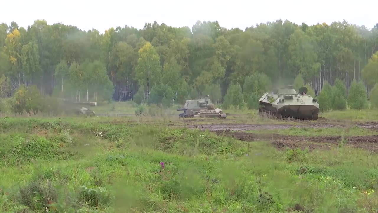 Xe tăng Nga giương nòng khai hỏa rung trời