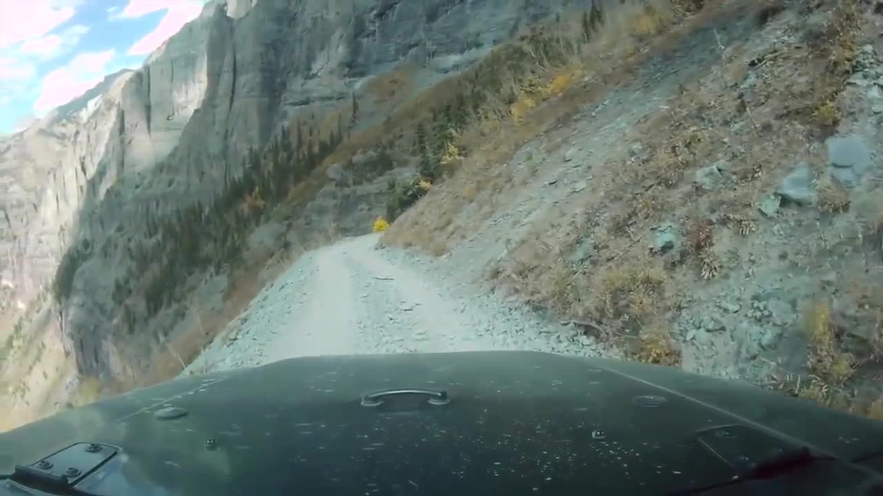 Kinh hoàng khoảnh khắc xe Jeep lăn xuống núi vì hỏng phanh tay 