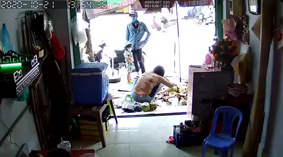 Phẫn nộ cảnh nam thanh niên xúi bé trai trộm điện thoại ở TP.HCM