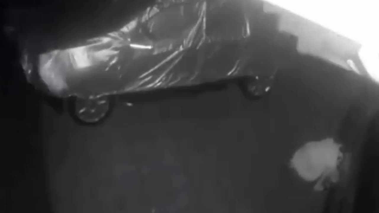 Cận cảnh tên trộm ngang nhiên trộm bánh xe trong đêm