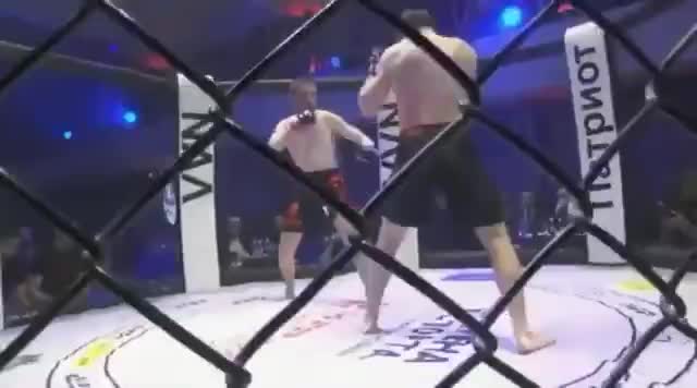 Tung ra cú đấm knock out , võ sĩ khiến đối thủ bất tỉnh trong tư thế đứng