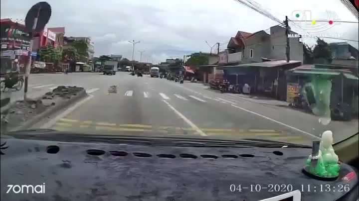 Bị xe máy tạt đầu, tài xế ô tô lao xuống đuổi đánh nam thanh niên giữa đường