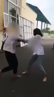 Hai nữ sinh túm tóc đánh nhau túi bụi, hành động của người đứng ngoài gây phẫn nộ