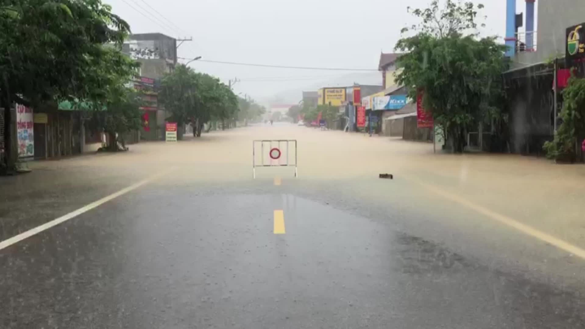 Quảng Bình mưa lũ gây chia cắt nhiều nơi