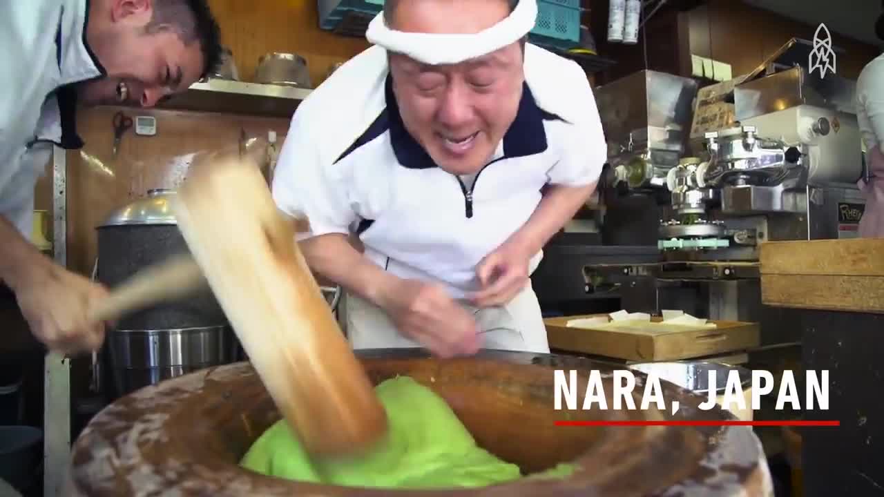 Clip: Choáng với tốc độ giã bánh của người nghệ nhân Nhật Bản