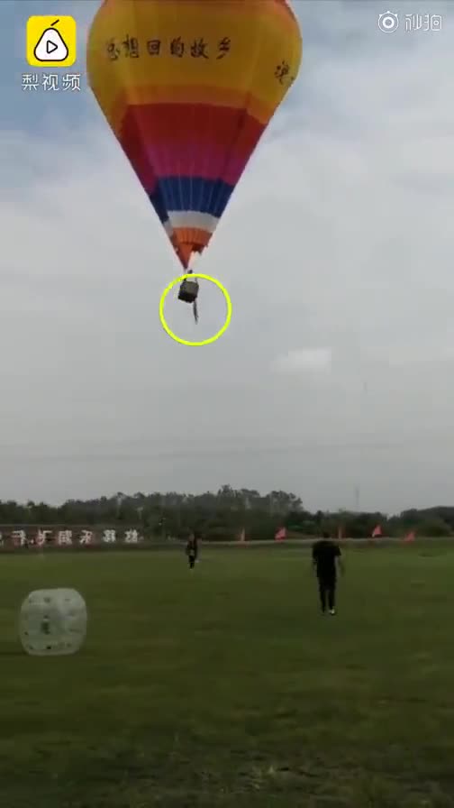 Clip: Nam thanh niên rơi từ khinh khí cầu xuống đất tử vong