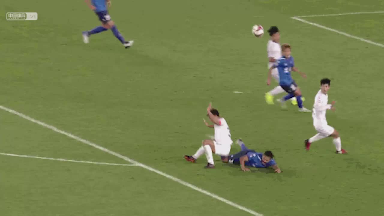 Cầu thủ Trung Quốc lao vào hỗn chiến kinh hoàng trên sân