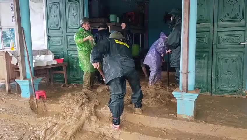Bộ đội dầm mình trong mưa, lội bùn non giúp người dân khắc phục sau lũ
