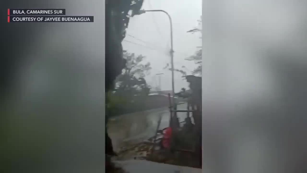 Siêu bão Goni “hạ cánh” Philippines gây sạt lở đất, mưa lớn 