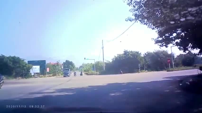 Phóng tốc độ kinh hoàng, 2 người đi xe máy lao thẳng vào xe tải