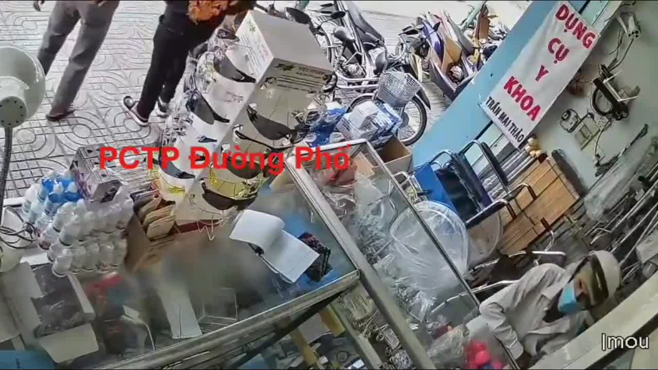 Người đàn ông trộm điện thoại ở hiệu thuốc