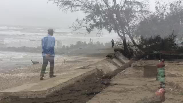 Xót xa kè bãi biển Cửa Lò bị sóng đánh tan hoang