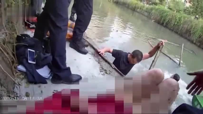 Nhảy sông tự tử bất thành, người phụ nữ vung chân đạp ngã cảnh sát
