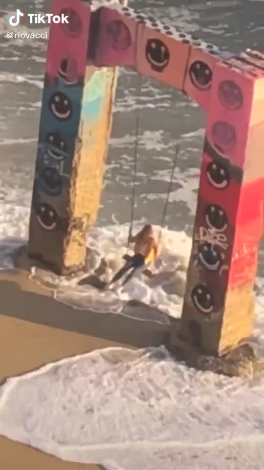 Clip: Đang chơi xích đu bên bãi biển, cô gái bỏ chạy vì lý do bất ngờ