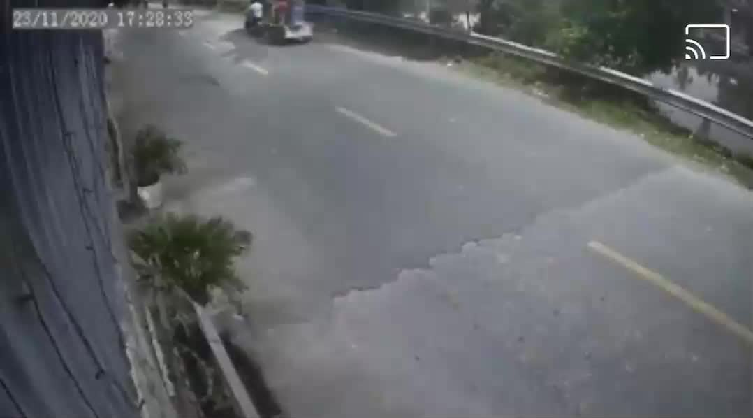 Kinh hoàng khoảnh khắc xe máy đấu đầu khiến 2 người văng xuống đường