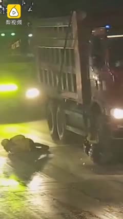 Cô gái đi xe máy suýt mất mạng vì tạt đầu xe tải 