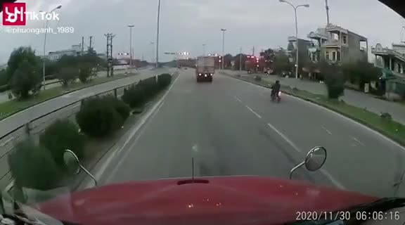Suýt đấu đầu container, nam thanh niên vứt xe máy bỏ chạy