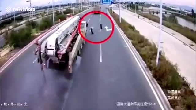 Lốp xe tải văng ra đường, đốn ngã người đàn ông đi xe máy