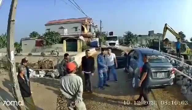 Nhóm côn đồ ở Thái Bình đập phá xe khách, chặn đường đánh tài xế - VietNamNet