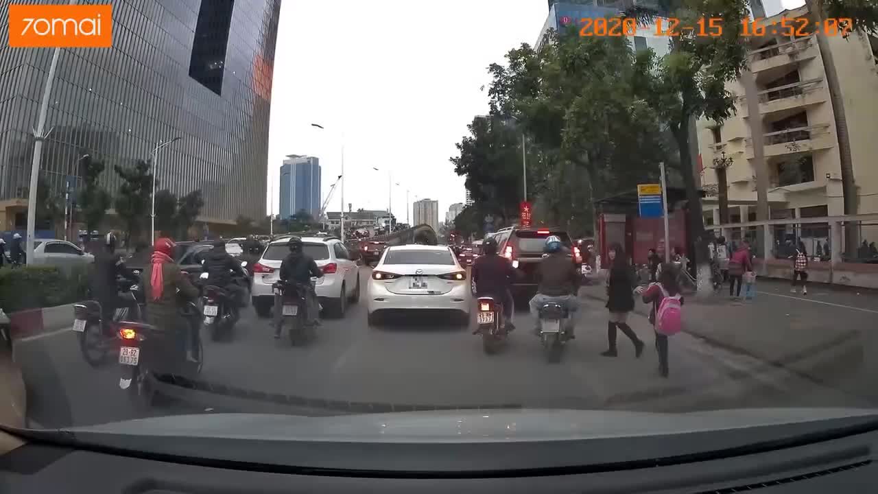 Người phụ nữ đỗ xe giữa đường để đón con
