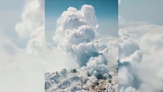 Quang cảnh hùng tráng trên miệng núi lửa băng giá