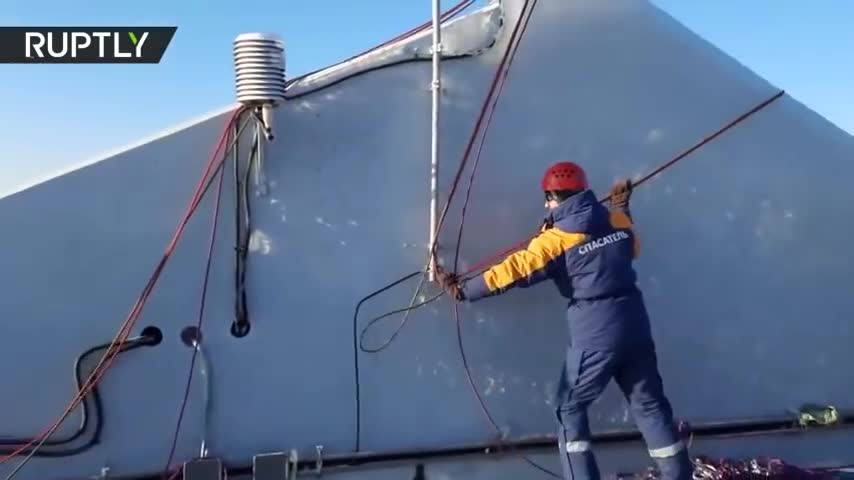 Clip: Lính thủy đánh bộ Nga liều mình dọn dẹp cây cầu cao hơn 300m