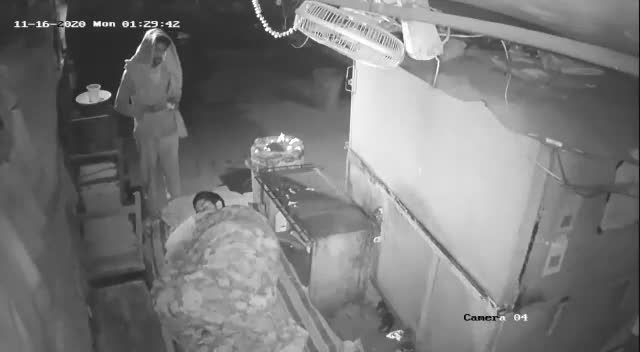 Hoảng hồn nhân viên bảo vệ bị người lạ đốt gối khi đang ngủ say