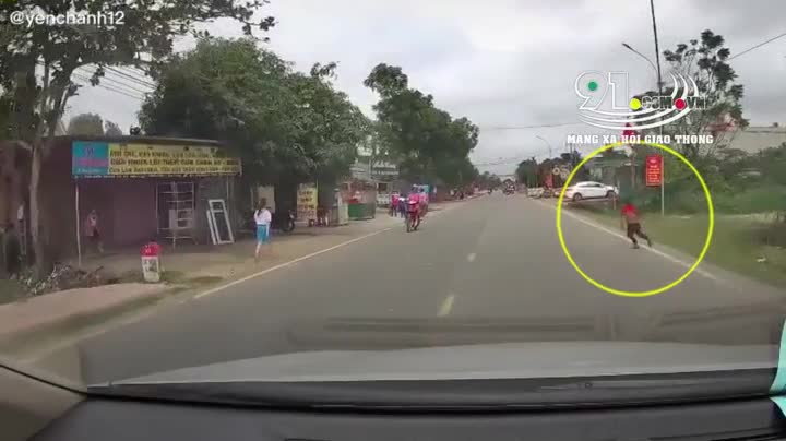Sang đường không quan sát, bé trai bị ô tô tông văng xuống đường