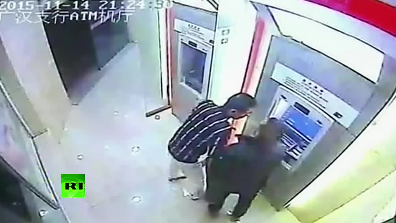 Người đàn ông tỉ thí cùng tên cướp ngay tại cây ATM