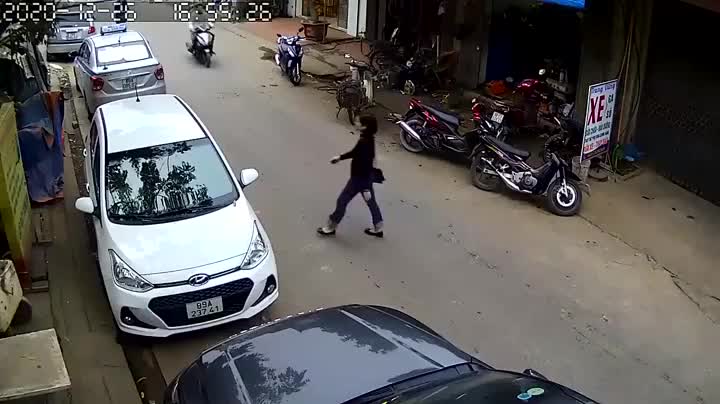 Lùi ô tô, nữ tài xế đâm trúng nhiều xe máy