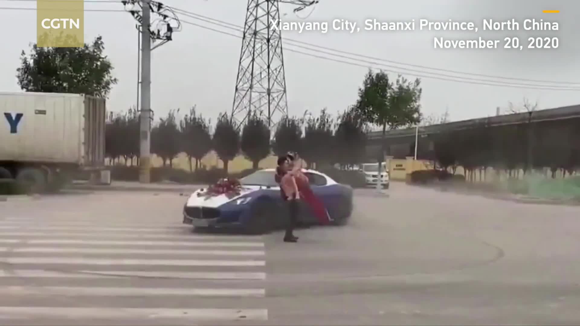 Clip: Ôtô drift quanh cô dâu chú rể ở Trung Quốc