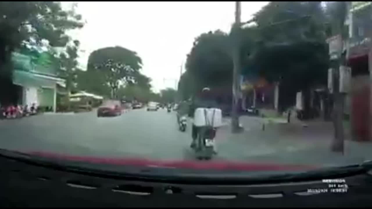 Ô tô tông trúng người đàn ông đi xe máy